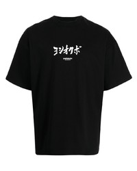schwarzes und weißes bedrucktes T-Shirt mit einem Rundhalsausschnitt von Yoshiokubo
