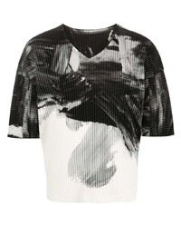 schwarzes und weißes bedrucktes T-Shirt mit einem V-Ausschnitt von Homme Plissé Issey Miyake