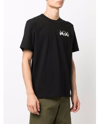 schwarzes und weißes besticktes T-Shirt mit einem Rundhalsausschnitt von Sacai