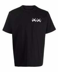 schwarzes und weißes besticktes T-Shirt mit einem Rundhalsausschnitt von Sacai