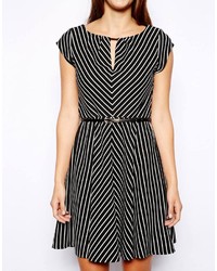 schwarzes und weißes Skaterkleid mit Chevron-Muster von Oasis