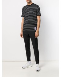schwarzes und weißes horizontal gestreiftes T-Shirt mit einem Rundhalsausschnitt von Satisfy