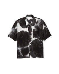 schwarzes und weißes Kurzarmhemd mit Batikmuster