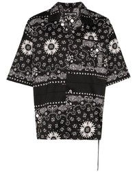 schwarzes und weißes Kurzarmhemd mit Paisley-Muster