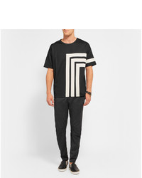 schwarzes und weißes T-Shirt mit einem Rundhalsausschnitt mit geometrischem Muster von Alexander McQueen