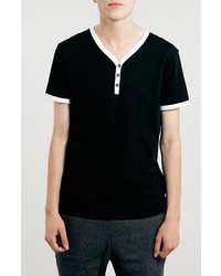 schwarzes und weißes T-shirt mit einer Knopfleiste