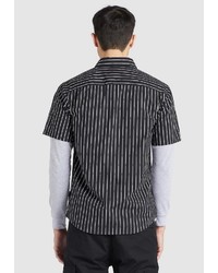 schwarzes und weißes vertikal gestreiftes Kurzarmhemd von khujo