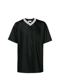 schwarzes vertikal gestreiftes T-Shirt mit einem V-Ausschnitt