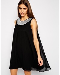 schwarzes verziertes schwingendes Kleid