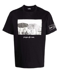 schwarzes verziertes T-Shirt mit einem Rundhalsausschnitt von Haculla