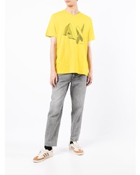 senf bedrucktes T-Shirt mit einem V-Ausschnitt von Armani Exchange