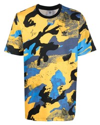 senf Camouflage T-Shirt mit einem Rundhalsausschnitt von adidas