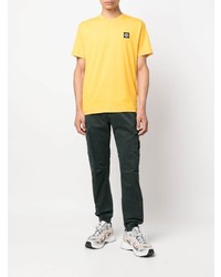 senf T-Shirt mit einem Rundhalsausschnitt von Stone Island