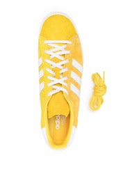 senf Wildleder niedrige Sneakers von adidas