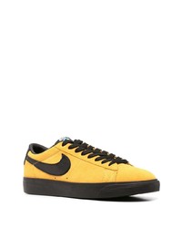 senf Wildleder niedrige Sneakers von Nike