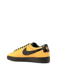 senf Wildleder niedrige Sneakers von Nike