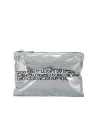 silberne bedruckte Clutch Handtasche von Calvin Klein 205W39nyc