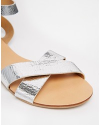 silberne flache Sandalen aus Leder von Pieces