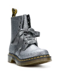 silberne flache Stiefel mit einer Schnürung aus Leder von Dr. Martens