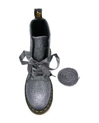 silberne flache Stiefel mit einer Schnürung aus Leder von Dr. Martens