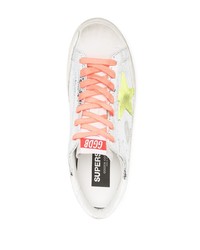 silberne Leder niedrige Sneakers mit Sternenmuster von Golden Goose