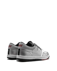 silberne Leder niedrige Sneakers von Nike