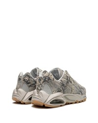 silberne niedrige Sneakers mit Schlangenmuster von Nike