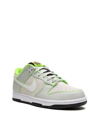 silberne niedrige Sneakers von Nike