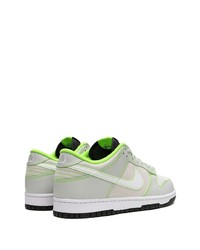 silberne niedrige Sneakers von Nike