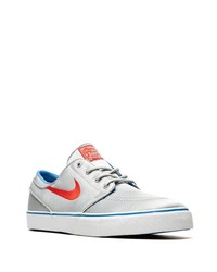 silberne niedrige Sneakers von Nike