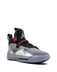 silberne Sportschuhe von Jordan