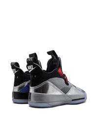 silberne Sportschuhe von Jordan