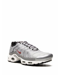 silberne Sportschuhe von Nike