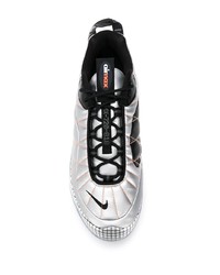 silberne Sportschuhe von Nike