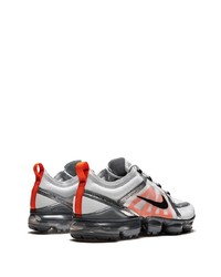 silberne Sportschuhe von Nike