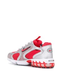 silberne Sportschuhe von Nike