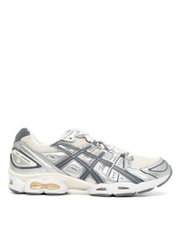 silberne Sportschuhe von Asics