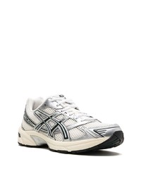 silberne Sportschuhe von Asics