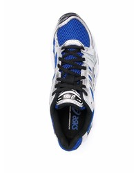 silberne Sportschuhe von Asics