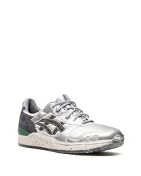 silberne Sportschuhe von Asics