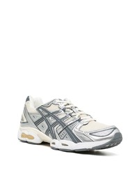 silberne Sportschuhe von Asics