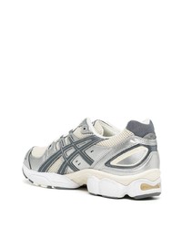 silberne Sportschuhe von Asics