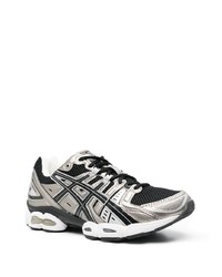 silberne Sportschuhe von Asics