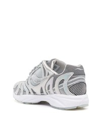 silberne Sportschuhe von Saucony