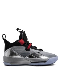 silberne Sportschuhe von Jordan