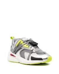 silberne Sportschuhe von Diesel