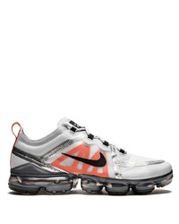 silberne Sportschuhe von Nike