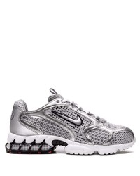 silberne Sportschuhe von Nike