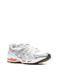 silberne Sportschuhe von Asics