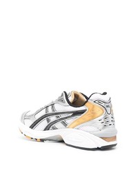 silberne Sportschuhe von Asics